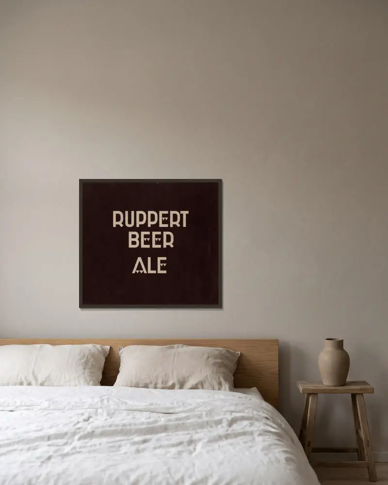 Stylized logo for Ruppert Beer av Winold Reiss inramad på en vägg