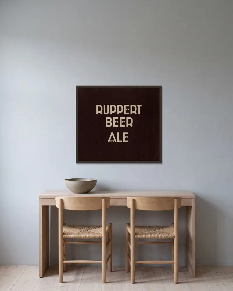 Stylized logo for Ruppert Beer av Winold Reiss inramad på en vägg