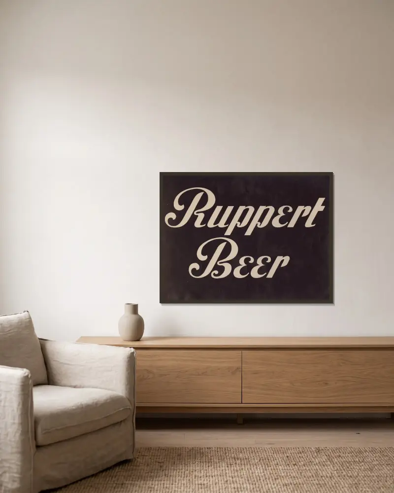 Stilisiertes Logo für Ruppert Beer, 1935 – Nr. 1 von Winold Reiss gerahmt an einer Wand