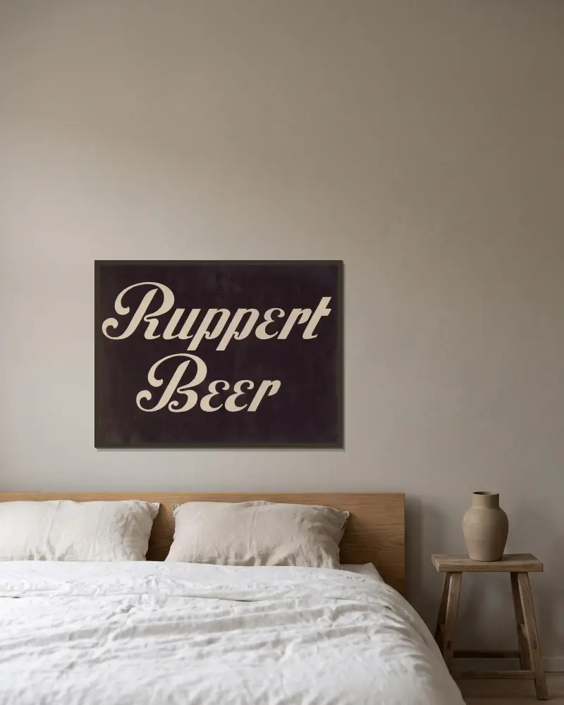Stilisiertes Logo für Ruppert Beer, 1935 – Nr. 1 von Winold Reiss gerahmt an einer Wand