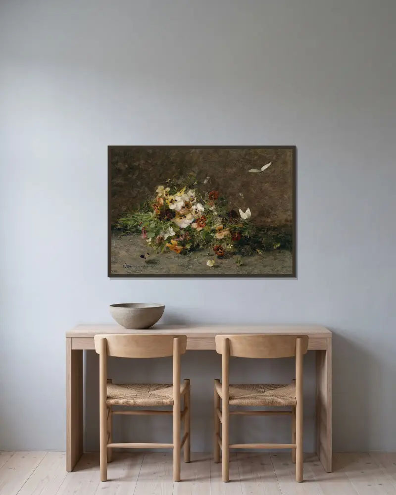 Stiefmütterchen und Schmetterlinge von Olga Wisinger-Florian gerahmt an einer Wand