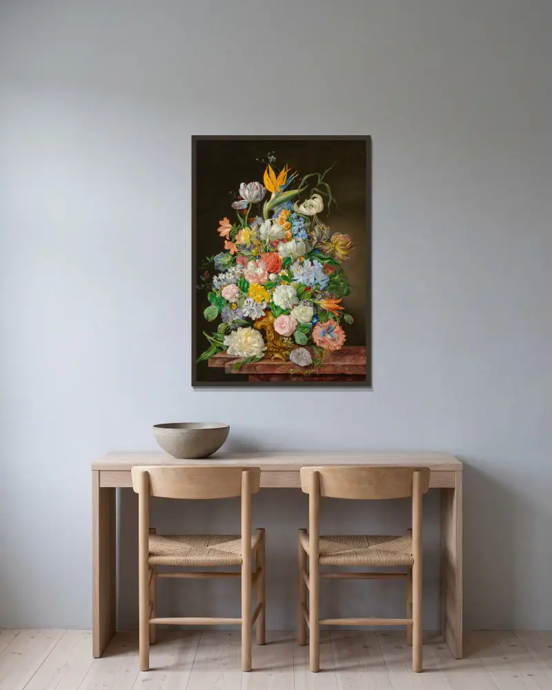 Ein Paradiesvogel, Rosen, Tulpen und andere Blumen in einer vergoldeten Bronzeschale auf einem Steinsockel von Franz Xaver Petter gerahmt an einer Wand