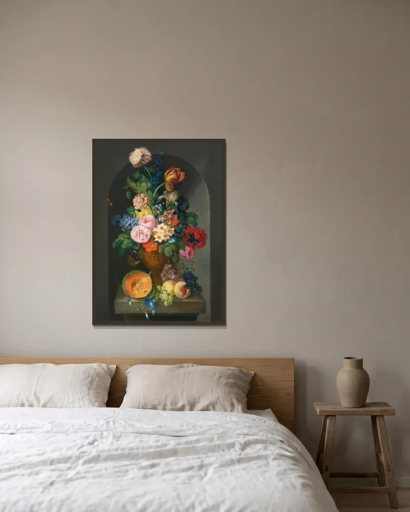 Bronzeurne mit Blumen, einer Melone, Pfirsichen und Trauben, einem Schmetterling und einer Raupe von Franz Xaver Petter gerahmt an einer Wand