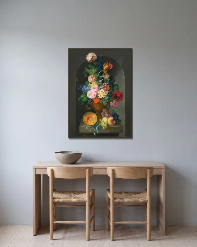 Bronzeurne mit Blumen, einer Melone, Pfirsichen und Trauben, einem Schmetterling und einer Raupe von Franz Xaver Petter gerahmt an einer Wand