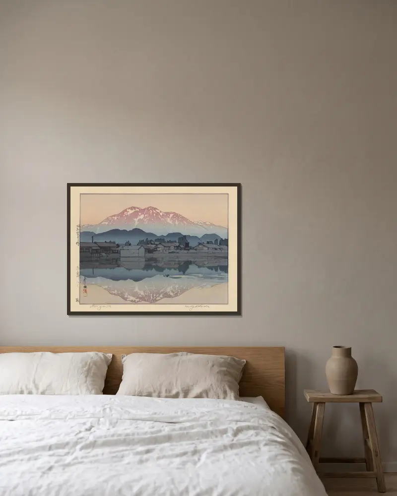 Itoigawa Morning av Yoshida Hiroshi inramad på en vägg