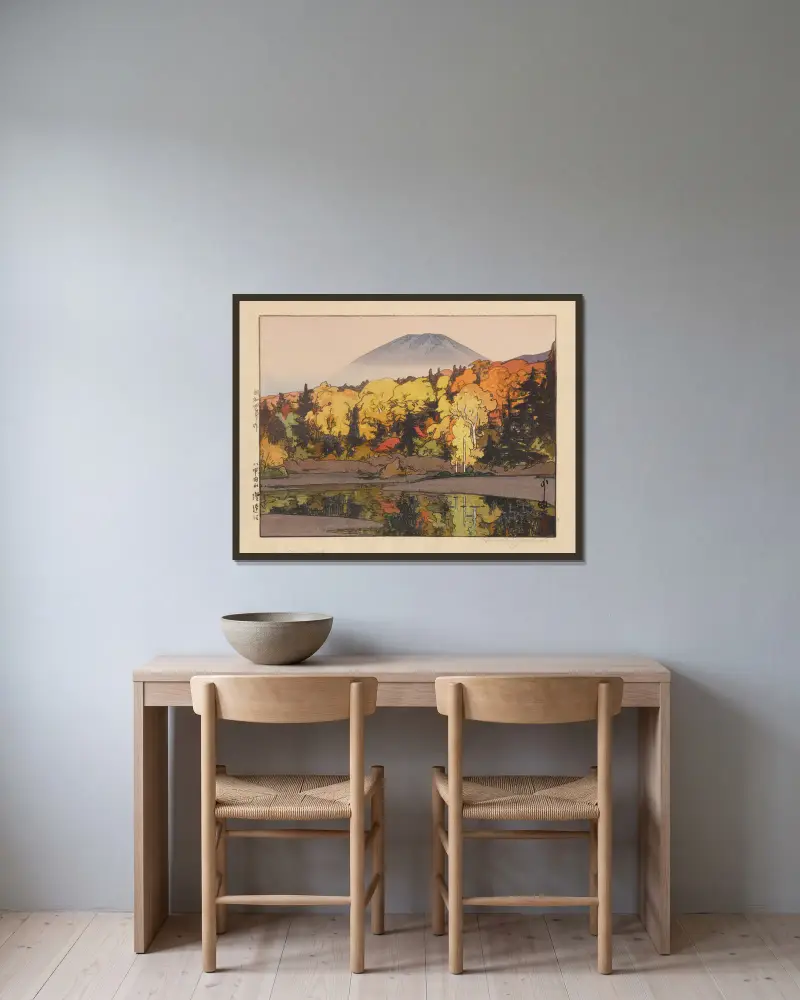 Suiren Marsh at Hakkōdasan av Yoshida Hiroshi inramad på en vägg