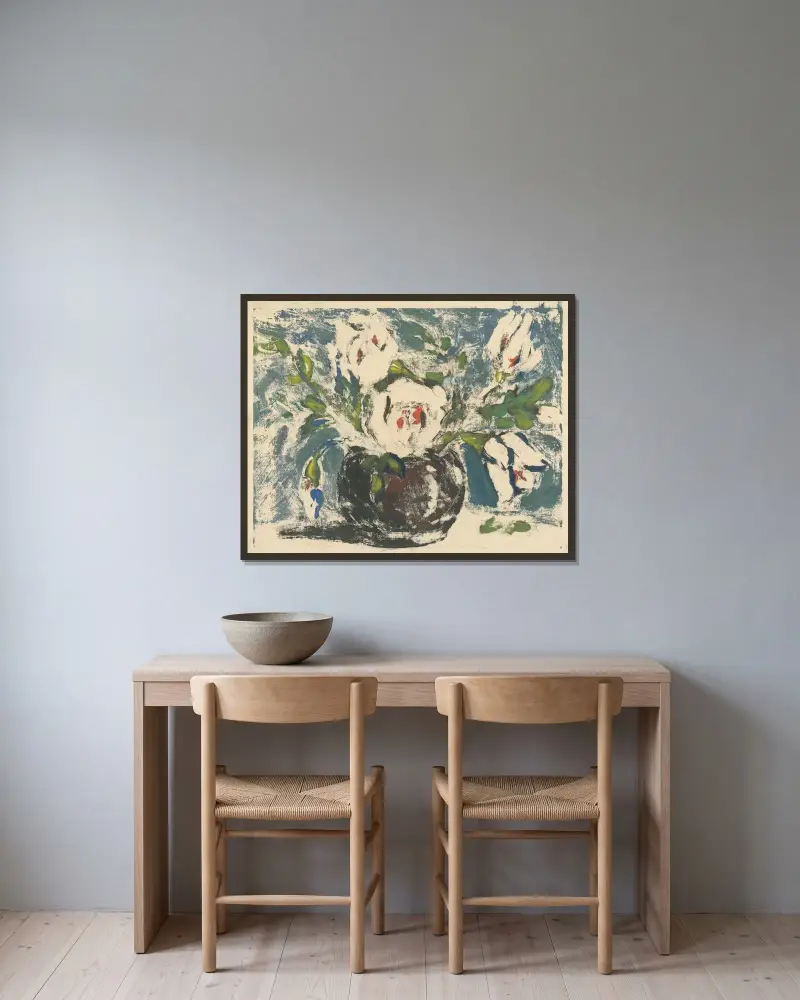 Vas med blommor av Zolo Palugyay inramad på en vägg