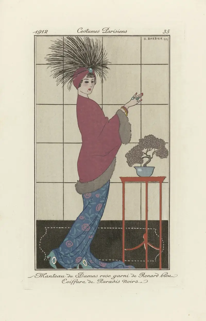 Rosa damaskokappa med blåräv, huvudbonad av svarta paradisfåglar av George Barbier