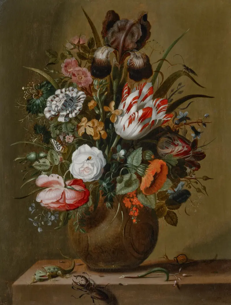Rosor, tulpaner, en iris och andra blommor i en stengodskruka på en avsats med en ödla, en hjortbagge och en snäcka av Jacob Marrel