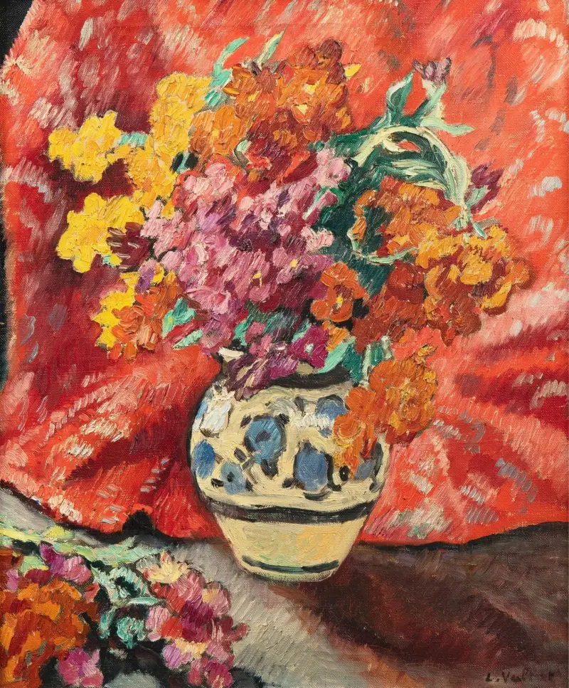 Blomvas med rött draperi av Louis Valtat