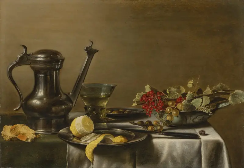 En skalad citron på en tenntallrik, en tennkanna, ett roemer, krusbär och röda vinbär i ett fat, en kniv, på ett delvis draperat bord av Pieter Claesz