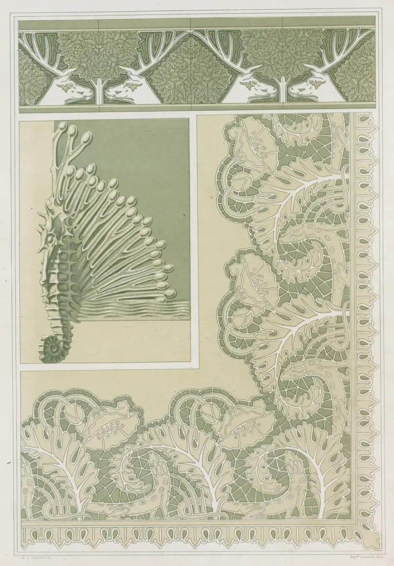 Hirsche und Haselsträucher, Bordüre, Keramikfliesen; Seepferdchen und Algen, Kästchenfuß, Bronze; Eidechsen und Mohn, Stickerei von Maurice Pillard Verneuil