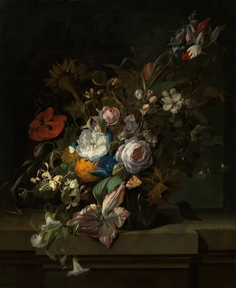 Tulpaner, ros, kaprifol, äppelblom, vallmo och andra blommor i en glasvas, med en fjäril, på en marmorkant av Rachel Ruysch