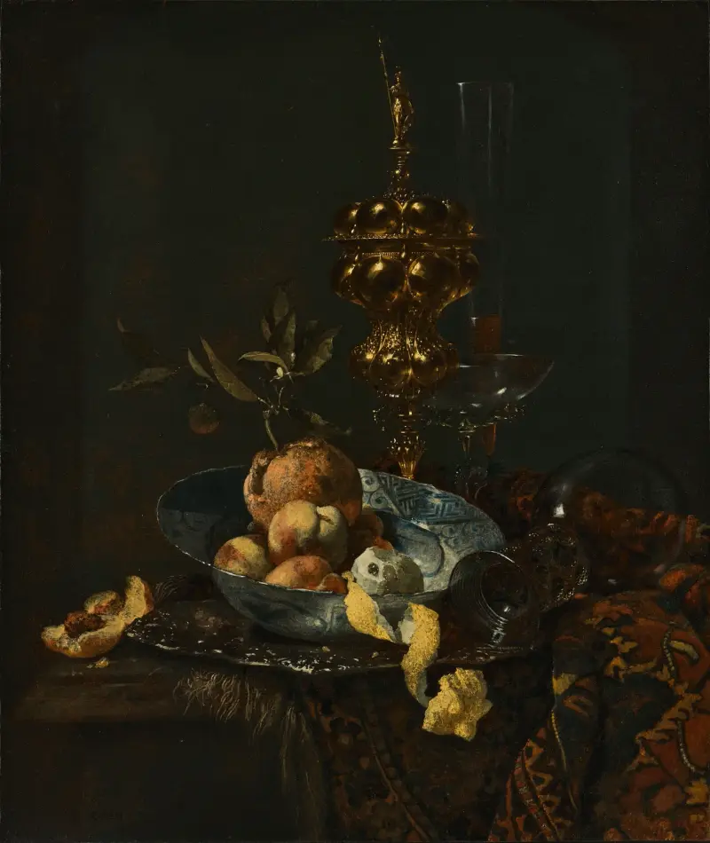 A gilt cup and cover, a roemer, a façon-de-venise glass, peaches, oranges and a peeled lemon in a porcelain bowl on a partially draped table av Willem Kalf
